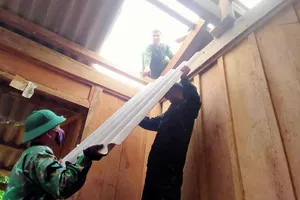 Cán bộ, chiến sĩ bộ đội biên phòng giúp người dân ở vùng cao Nghệ An khắc phục hậu quả lốc xoáy 