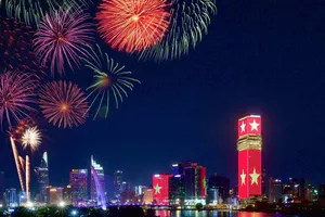 Đông đảo khán giả đến thưởng thức chương trình nghệ thuật đặc biệt "Tình ca đất nước" tại khu vực sân khấu đường đi bộ Nguyễn Huệ (phường Sài Gòn). Ảnh: DŨNG PHƯƠNG