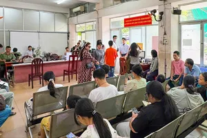 Công an phường Tân Sơn Nhất cấp Thẻ Căn cước cho học sinh xuyên lễ