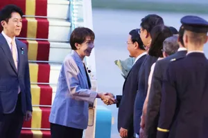 Thủ tướng Nhật Bản Takaichi Sanae tới Hà Nội, tối 1-5. Ảnh: QUANG PHÚC