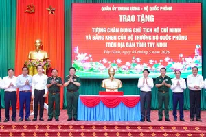 Đại tướng Nguyễn Trọng Nghĩa trao tặng tượng chân dung Chủ tịch Hồ Chí Minh