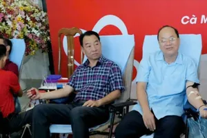 Bí thư Tỉnh ủy Cà Mau Nguyễn Hồ Hải và Chủ tịch UBND tỉnh Cà Mau Lữ Quang Ngời tham gia hiến máu tình nguyện