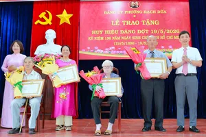 Lãnh đạo phường Rạch Dừa trao Huy hiệu Đảng đến đảng viên cao niên.