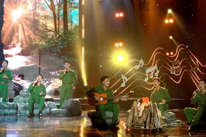 Tốp ca nam Văn công Quân khu 7 biểu diễn bài hát "Cây đàn ghi-ta của đại đội ba". Ảnh: THÚY BÌNH
