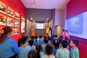 Học sinh tham quan di tích “Nơi đồng chí Nguyễn Tất Thành ở trước khi ra đi tìm đường cứu nước” tại số 5 đường Châu Văn Liêm, phường Chợ Lớn, TPHCM (ẢNH: BÌNH AN)