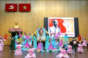 Tiết mục biểu diễn "Bác Hồ một tình yêu bao la" của Công đoàn cơ sở Trường Mầm Non 9. Ảnh: THÚY BÌNH