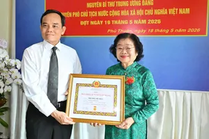 Bí thư Thành ủy TPHCM Trần Lưu Quang trao Huy hiệu Đảng đến đảng viên cao tuổi 