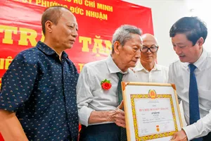 Đồng chí Võ Văn Minh trao Huy hiệu 80 năm tuổi Đảng đến đồng chí Lê Tuấn Hải