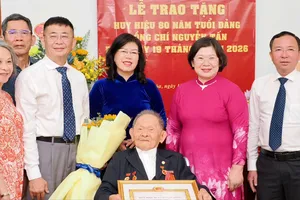 Phó Bí thư Thành ủy TPHCM trao Huy hiệu 80 năm tuổi Đảng đến các đảng viên 