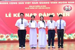 4 học sinh ưu tú được kết nạp Đảng