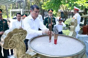 Thủ tướng Lê Minh Hưng dâng hương các anh hùng liệt sĩ tại Quảng Trị