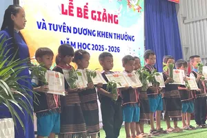 Tặng cây sâm Ngọc Linh cho học sinh giỏi. Ảnh: ĐĂNG CHÍN
