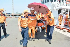 Thuyền viên người nước ngoài bị nạn trên biển được đưa về bờ an toàn