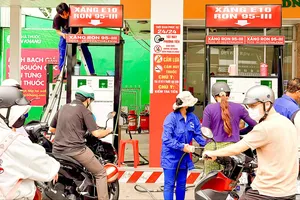 Nhiều khách hàng đến đổ xăng E10 tại Trạm xăng Tổng An Khương, phường Tân Hưng, TPHCM (ẢNH: HOÀNG HÙNG)