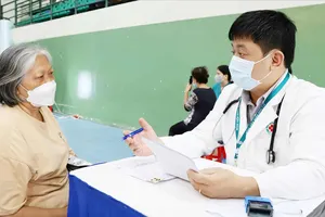 Bác sĩ Bệnh viện Nhân dân 115 thăm khám sức khỏe cho người dân (ẢNH: THÀNH SƠN)