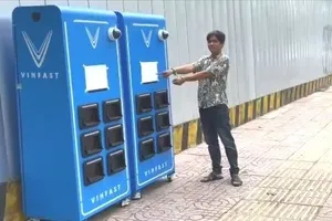 Nguyễn Công Nam thực hiện lại hành vi đập phá điểm đổi pin gần Công viên Gia Định