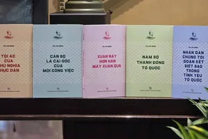 5 tác phẩm của Chủ tịch Hồ Chí Minh trong tủ sách "Vinh quang Hồ Chí Minh". Ảnh: QUỲNH MY