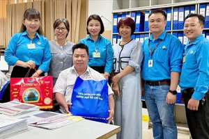 Anh Nguyễn Thanh Điền (ngồi) cùng đồng nghiệp tại đơn vị