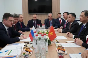 Phó Thủ tướng Thường trực Phạm Gia Túc (thứ 2 từ phải sang) làm việc với Phó Thủ tướng Nga Alexander Novak (ẢNH: TTXVN)