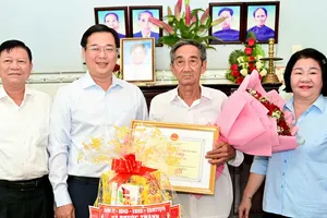 Phó Bí thư Thường trực Thành ủy TPHCM Lê Quốc Phong thăm, chúc thọ người cao tuổi