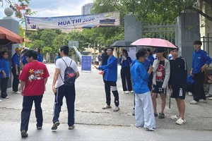 Các thí sinh đến điểm thi tại Trường THCS Trần Đăng Ninh (phường Hà Đông, TP Hà Nội) để làm thủ tục dự thi tốt nghiệp THPT năm 2026, chiều 10-6. Ảnh: PHÚC HẬU