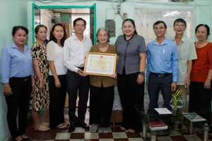 Đồng chí Dương Trọng Hiếu cùng đoàn đến thăm, chúc thọ cụ Phan Thị Hòa Điều. Ảnh: TIẾN ĐẠT