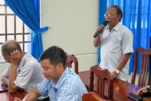 Cử tri xã Long Hải phát biểu ý kiến tại buổi tiếp xúc cử tri
