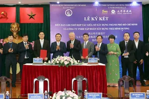 Phó Chủ tịch UBND TPHCM Bùi Xuân Cường cùng các đại biểu tại lễ ký kết. Ảnh: QUỐC HÙNG