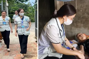 Đội chăm sóc sức khỏe liên tục gắn với địa bàn của Trạm y tế xã Đất Đỏ đến tận nhà thăm khám sức khỏe cho người dân