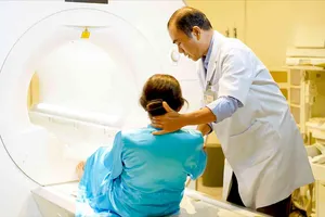 Bác sĩ Bệnh viện Chợ Rẫy hỗ trợ người bệnh chụp MRI (ẢNH: THÀNH AN)