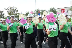 Cán bộ, đảng viên, đoàn viên và nhân dân trên địa bàn phường Bình Trưng (TPHCM) đi bộ đồng hành "Chung tay xây dựng Bình Trưng xanh - văn minh - hiện đại - nghĩa tình” (Ảnh: THU HƯỜNG)