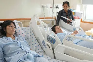 Giữ lại ánh sáng giúp chị em sinh đôi mắc bệnh hiếm