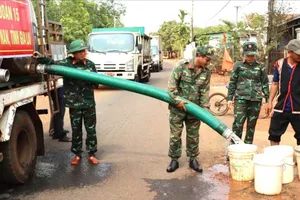 Cán bộ, chiến sĩ Đoàn Kinh tế - Quốc phòng 72 (Binh đoàn 15) chở nước sinh hoạt miễn phí đến người dân làng Sơn, xã Ia Nan trong mùa khô (ẢNH: HPH)