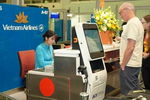 Những hành khách đầu tiên làm thủ tục chuyến bay Hà Nội - Amsterdam. Ảnh: VI ANH