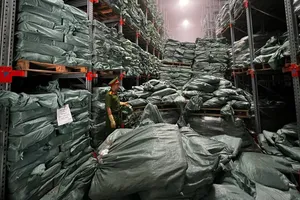 Khởi tố giám đốc bán 10.000 tấn chân gà nhập lậu