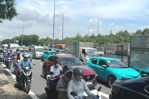 Kẹt xe nghiêm trọng tại nút giao An Phú