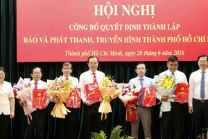 Lãnh đạo Thành ủy TPHCM trao quyết định bổ nhiệm Tổng Giám đốc, các Phó Tổng Giám đốc Báo và Phát thanh, Truyền hình TPHCM. Ảnh: VIỆT DŨNG