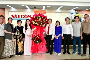 Đoàn đại biểu Đảng ủy UBND TPHCM đến chúc mừng Báo Sài Gòn Giải Phóng nhân kỷ niệm 101 năm Ngày Báo chí Cách mạng Việt Nam. Ảnh: VIỆT NGA