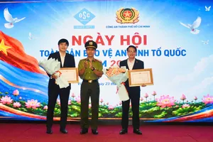 Tập thể, cá nhân được khen thưởng vì có thành tích xuất sắc trong phong trào Toàn dân bảo vệ an ninh Tổ quốc