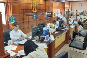 Người dân tới làm thủ tục hành chính tại một chi nhánh của Trung tâm phục vụ hành chính công Hà Nội. Ảnh: KHÁNH NGUYỄN