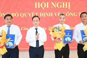 Phó Bí thư Thành ủy TPHCM Đặng Minh Thông trao quyết định cán bộ tại Cần Giờ