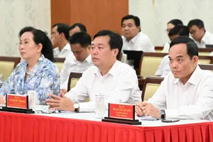 Bí thư Thành ủy TPHCM Trần Lưu Quang cùng các đại biểu dự hội nghị tại điểm cầu TPHCM. Ảnh: VIỆT DŨNG