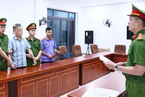 Cơ quan Cảnh sát điều tra thi hành lệnh tạm giữ đối với N.H.D. Ảnh: CÔNG AN TỈNH TUYÊN QUANG
