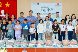 Ban tổ chức chương trình “Nuôi dưỡng nụ cười của em” trao quà cho các em học sinh tại xã Anh Dũng