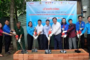 Lãnh đạo xã Hiệp Phước và các đơn vị thực hiện nghi thức khởi công xây dựng "Mái ấm Công đoàn" cho anh Hồ Thái Dương. Ảnh: HUỲNH NHƯ