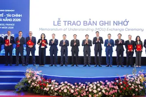 Trao các biên bản ghi nhớ quan trọng với các đối tác trong và ngoài nước. Ảnh: XUÂN QUỲNH