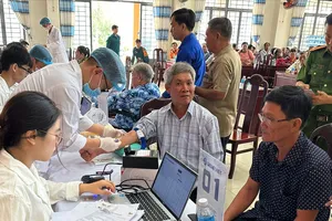 Ông Huỳnh Văn Mười và Huỳnh Văn Nhỏ tại điểm lấy mẫu xét nghiệm ADN