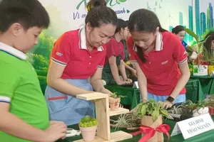 Các gia đình tham gia cuộc thi "Hạnh phúc xanh". Ảnh: MINH HẢI