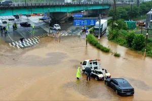 Mưa lớn kéo dài gây ngập lụt ở Siheung, tỉnh Gyeonggi, Hàn Quốc ngày 9-7. Ảnh: YONHAP