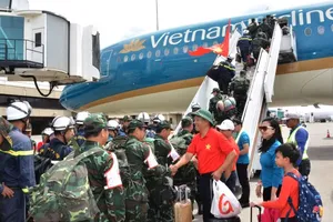 Đoàn cứu nạn, cứu hộ Việt Nam lên máy bay về nước tại sân bay quốc tế Simon Bolivar ở thành phố Maiquetia, bang La Guaira, Venezuela. Ảnh: VIETNAM+